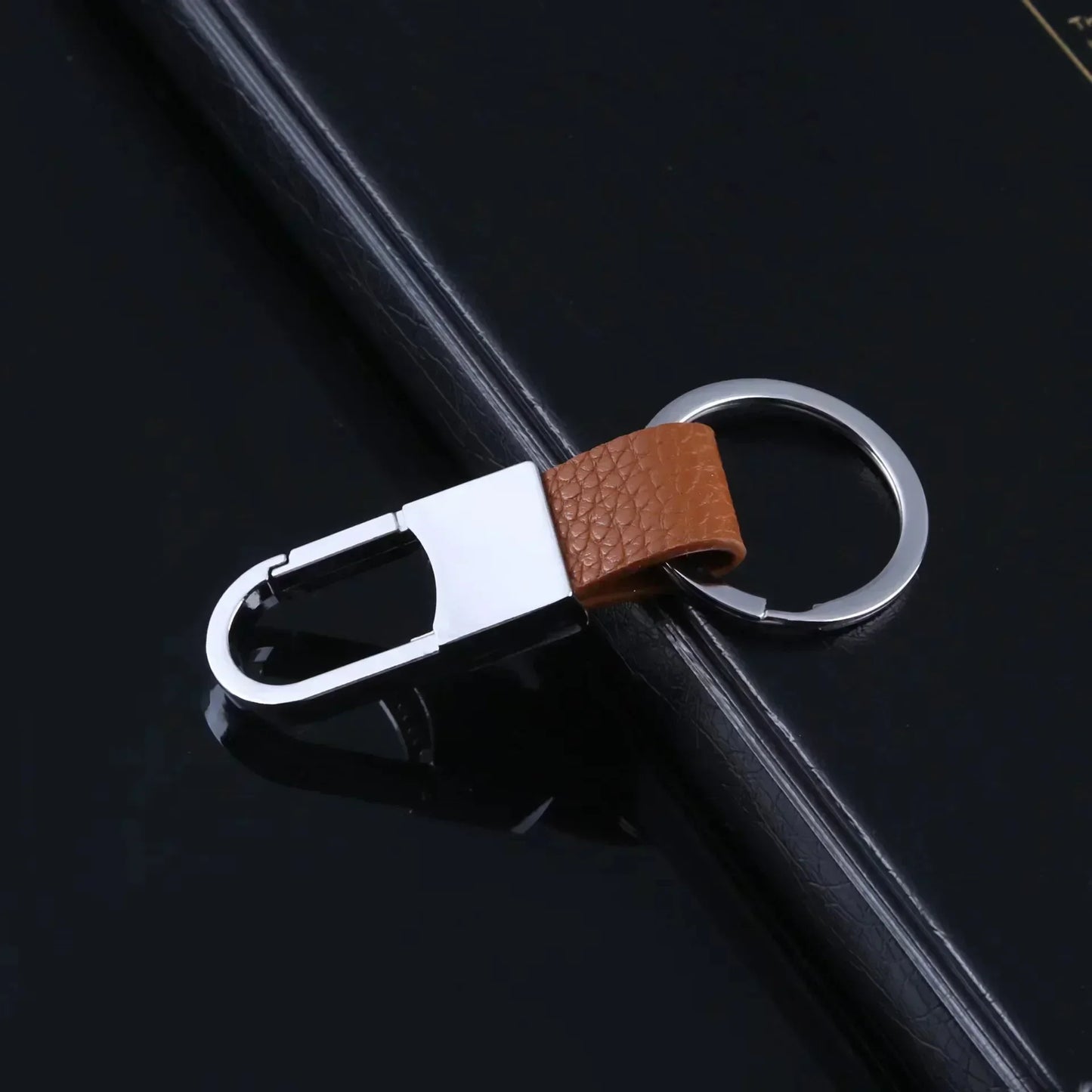 Commercial Affairs Custom Logo Name Keychain Buckle Men Car Moto Genuine Leather Key Ring Chains Men Waist Personalized Gift