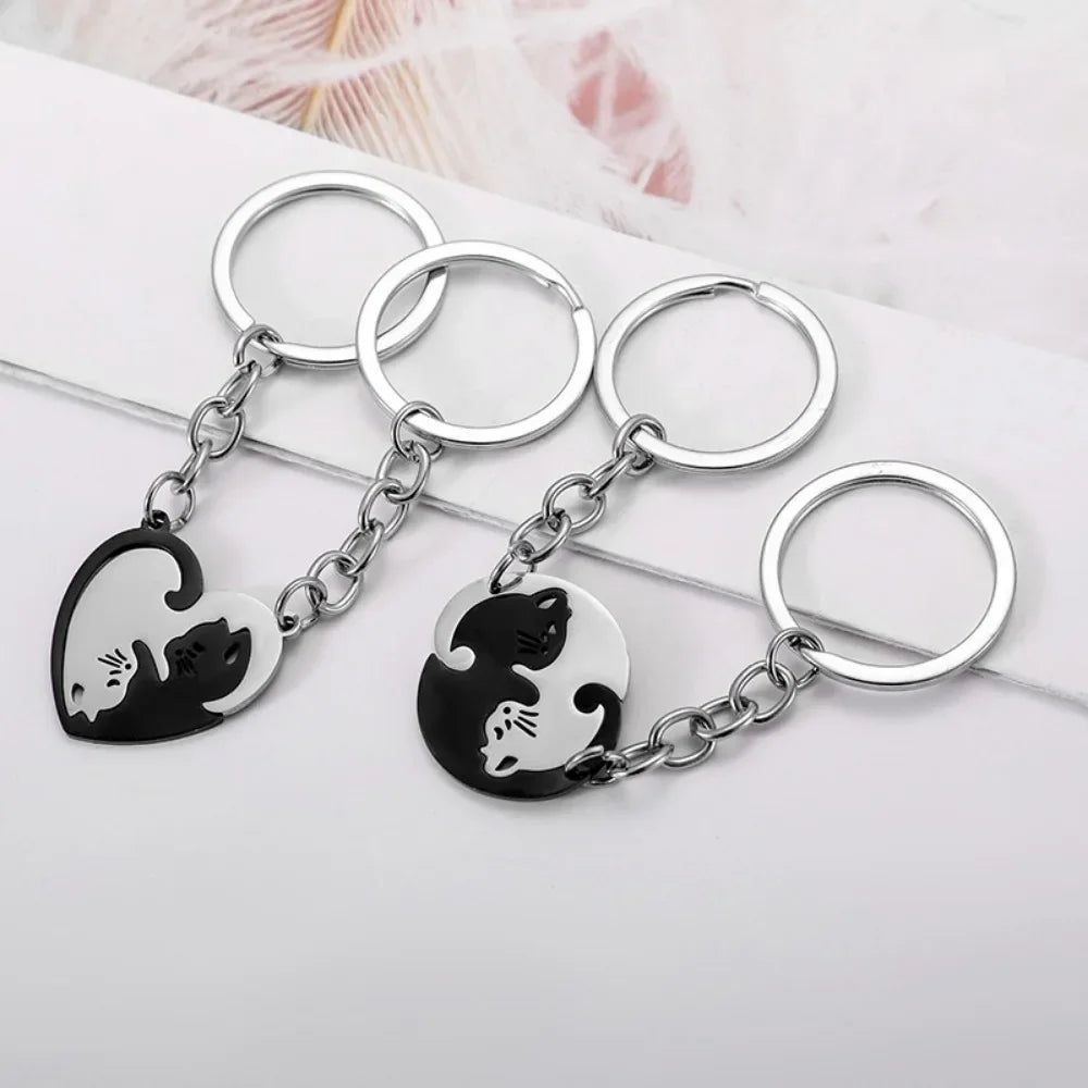 Lovers Black and White Matching Cat Keychain Metal Pendant Creative Bag Keyring Patchwork Heart Cute Key Chain Ring Couple Gift