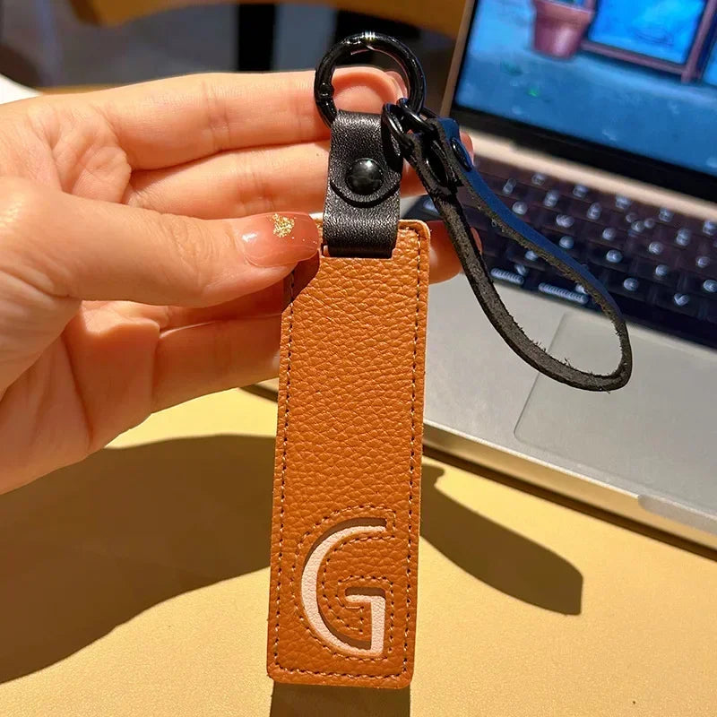 Popular A-Z 26 Letter Leather Keychain Engraved Custom Logo Name with Handbag Keyring for Woman Man Moto Car Key Ring Chain Gift