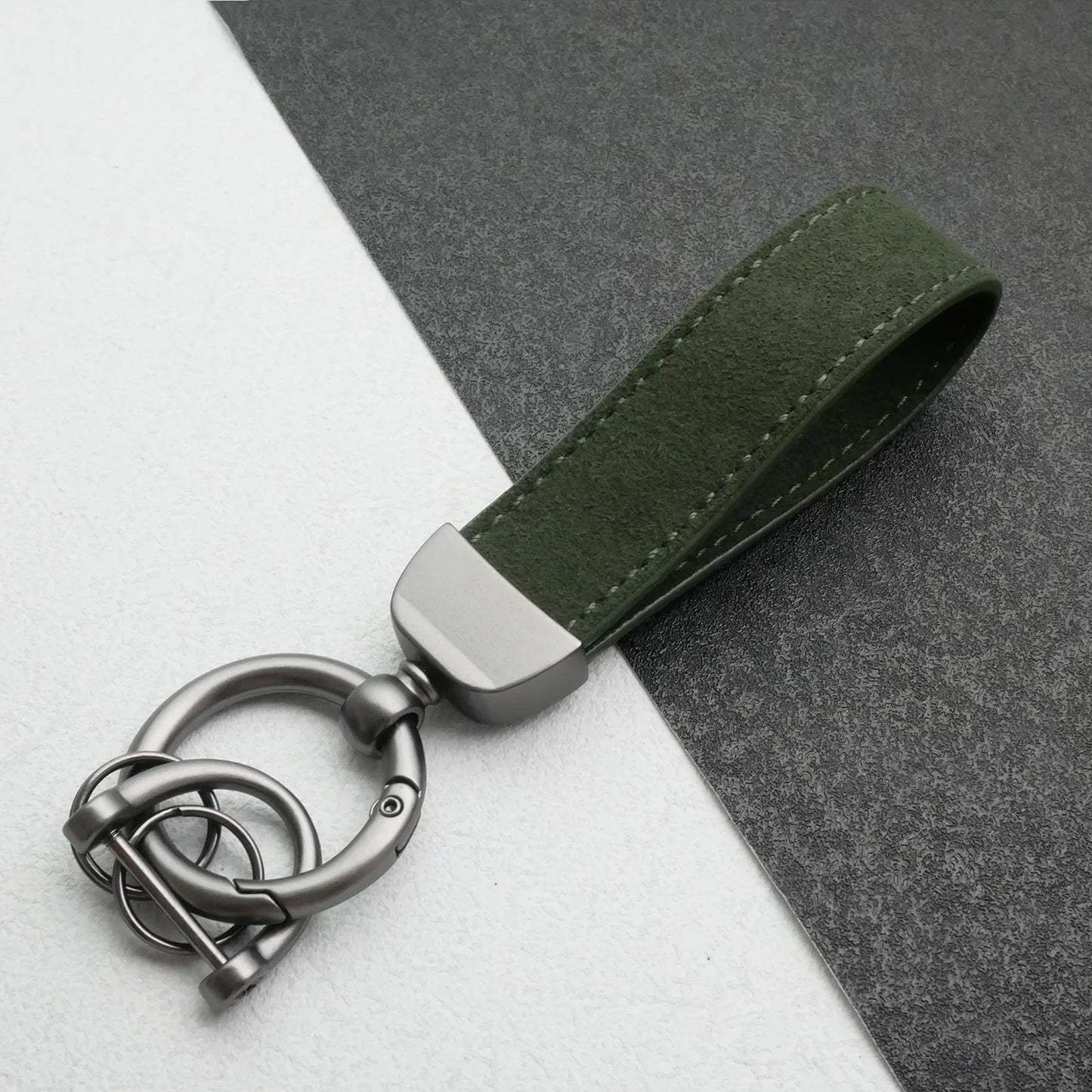 Personality Luxury Fur Leather Keychain Pendant Custom Laser Carving Logo Name Keyring Car Moto Metal Key Ring Chain Gift