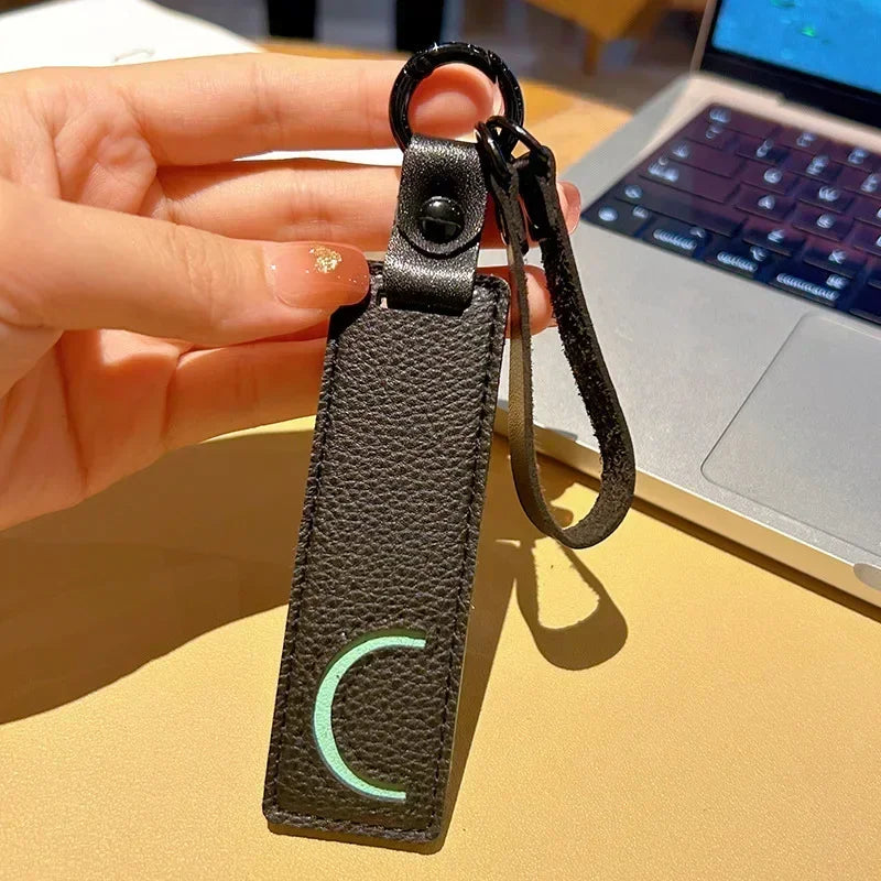 Popular A-Z 26 Letter Leather Keychain Engraved Custom Logo Name with Handbag Keyring for Woman Man Moto Car Key Ring Chain Gift