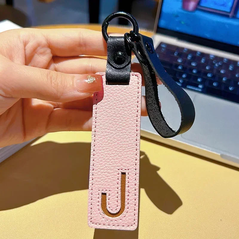Popular A-Z 26 Letter Leather Keychain Engraved Custom Logo Name with Handbag Keyring for Woman Man Moto Car Key Ring Chain Gift