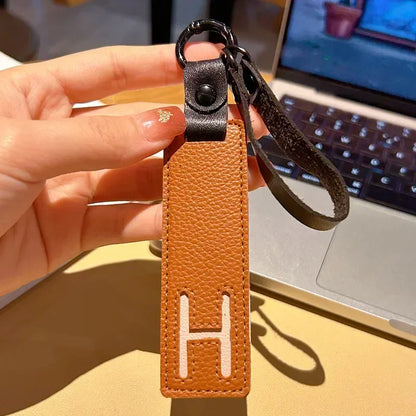 Popular A-Z 26 Letter Leather Keychain Engraved Custom Logo Name with Handbag Keyring for Woman Man Moto Car Key Ring Chain Gift