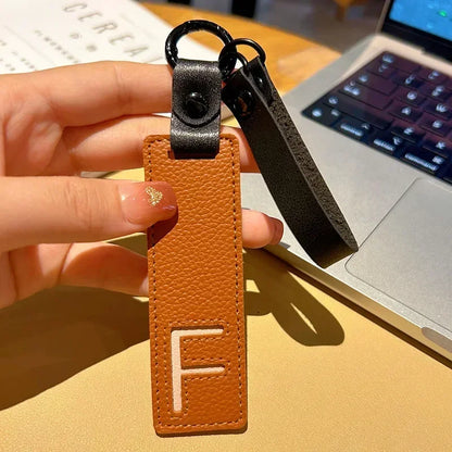 Popular A-Z 26 Letter Leather Keychain Engraved Custom Logo Name with Handbag Keyring for Woman Man Moto Car Key Ring Chain Gift
